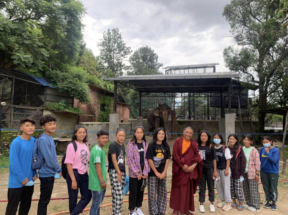 應屆畢業生與仁波切合照 Our first batch graduates along with our school founder at the Patan Zoo , Jawalakhel.