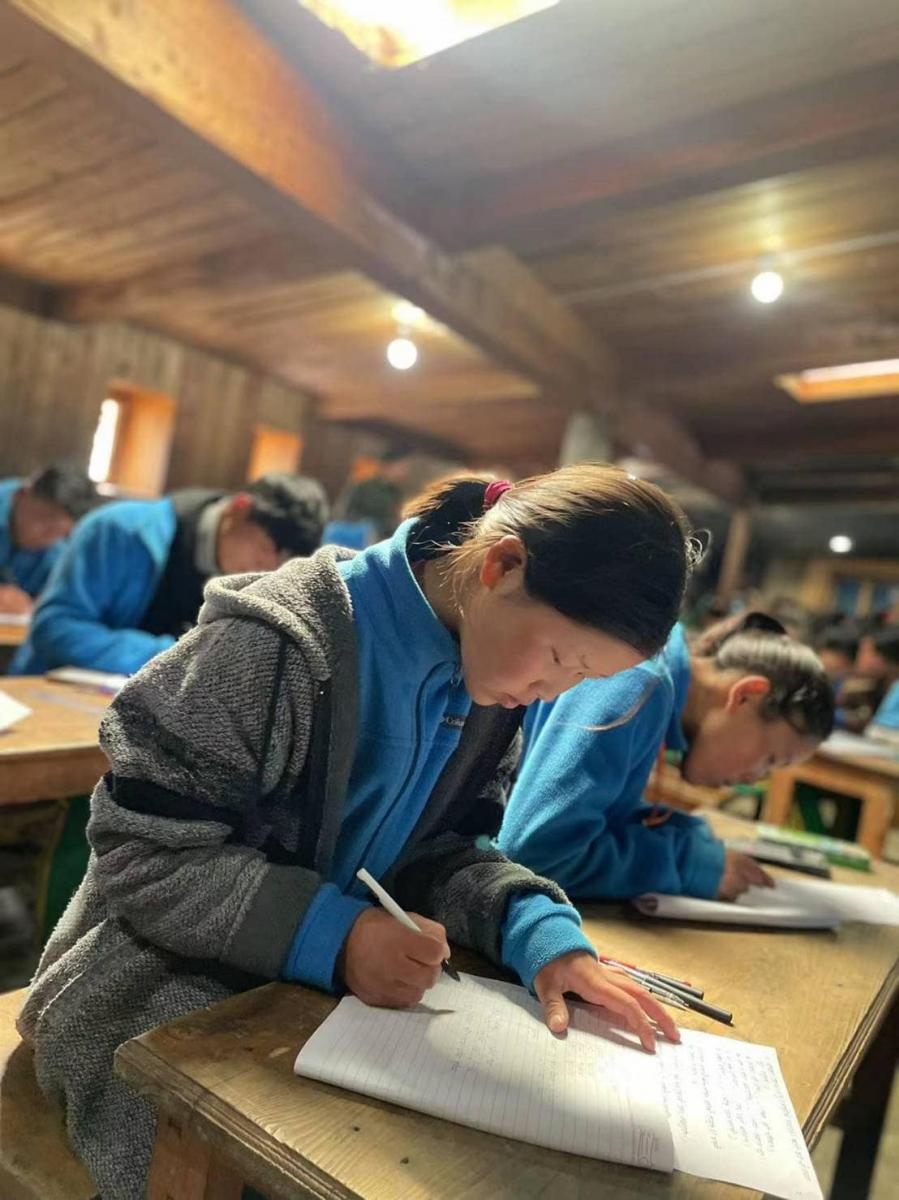 學期考試 Students are concentrating while writing during exam. The first semester exam take place from Sep 11 through Sep 13 at Shyala School.