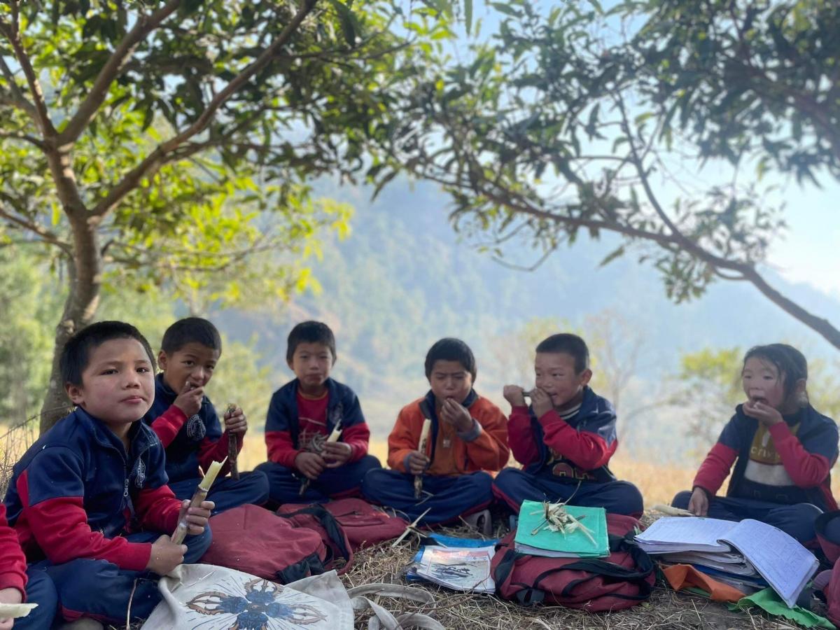 下課啃甘蔗 Grade 1 kids enjoying sugarcane in between classes at recess.