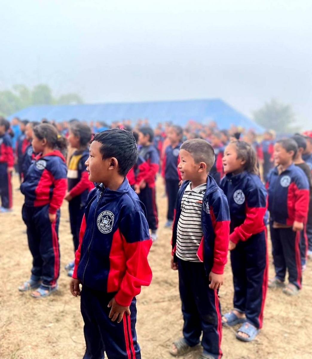 2022.11.25 師生們走下山，全校師生在山下校區晨會集合。Morning assembly at Arkhet Campus