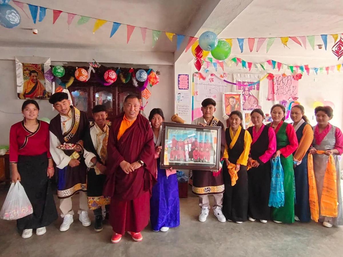 第一屆畢業生們返回母校同慶新年  The first graduating class returned to their alma mater during the Tibetan New Year and volunteered at the celebration, taking a group photo with Rinpoche.