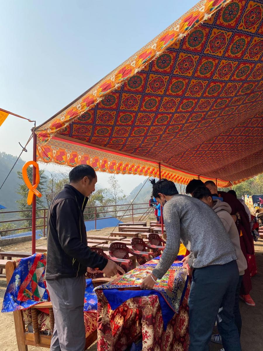 佈置2023藏曆新年會場  Photos of pre-celebration preparations done by students and Rinpoche.