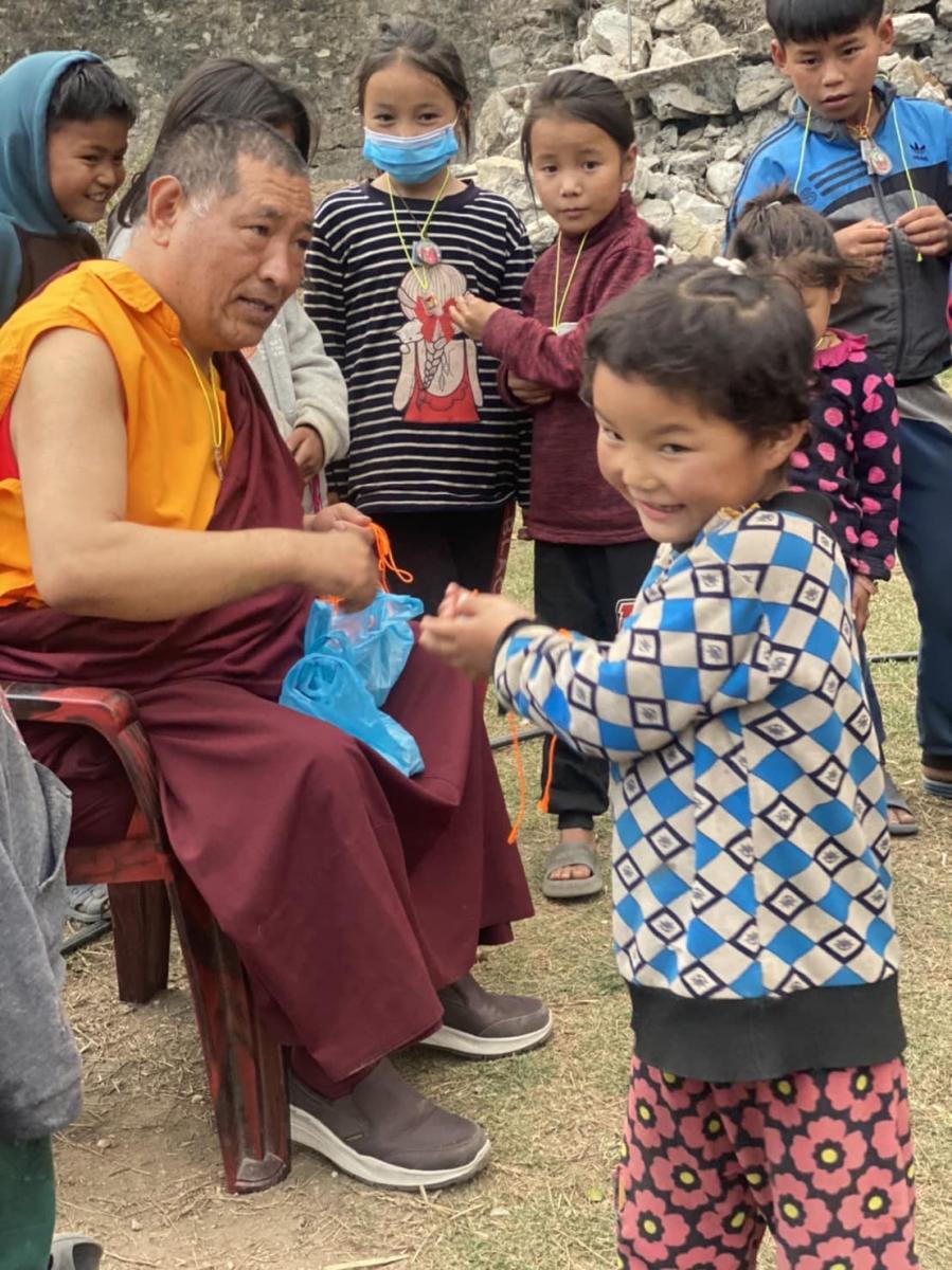 加持的禮物伴隨成長  Kids surrounded Rinpoche to receive a protector knot imbued with blessed energy.