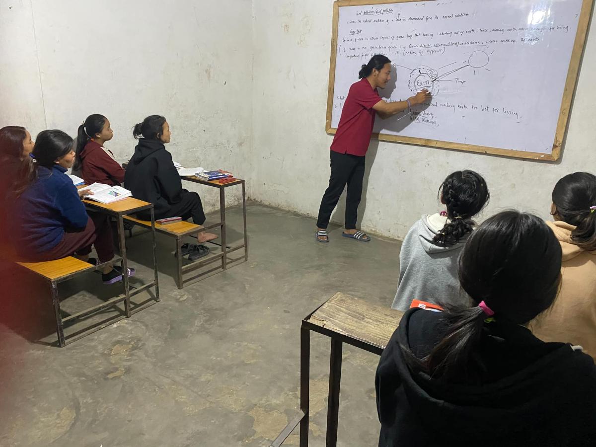 環境科學課  The children are fully engaged, using all of their senses to concentrate on the teacher's explanations.