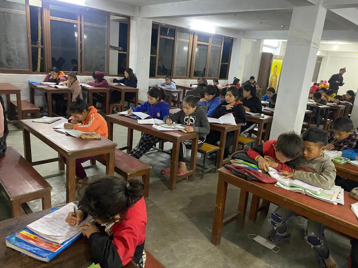 3月底的期末考前晚自習  As the students delved deeper into their studies, Rinpoche strolled along the study hall, capturing the scene from his unique perspective.