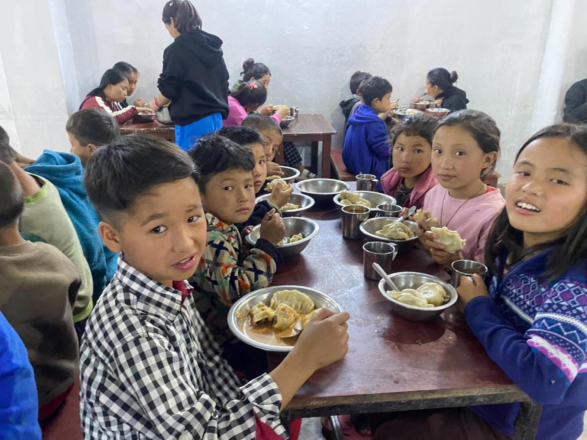 品嚐水餃佐番茄扁豆濃湯 The 'Tomato and Flat Bean Thick Soup with Dumplings' is the much-awaited dream meal for children, served hot and steaming.