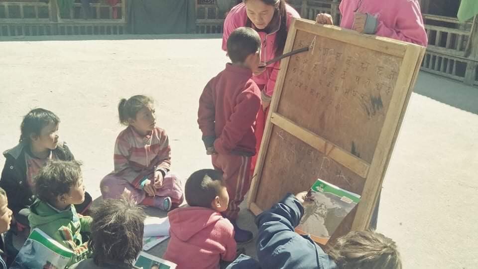 學姊教幼班認識尼泊爾字  Senior students teach Nepali alphabets for kids